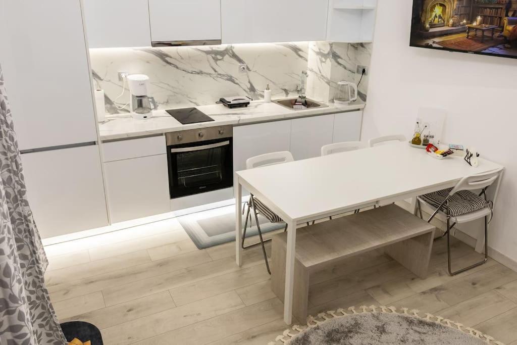 The Golden 1 Apartment *